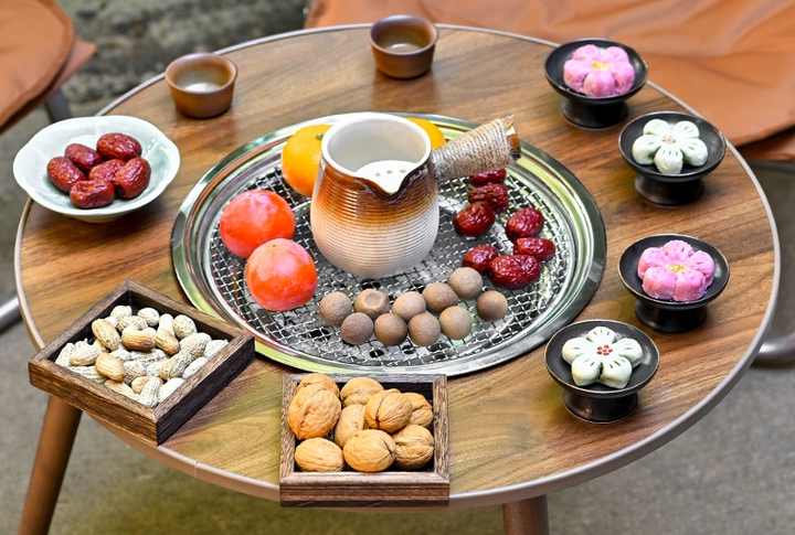 Round BBQ Fire Pit Grill Table — Outdoor Dining Fire Bowl Table for Garden & Desert Gatherings